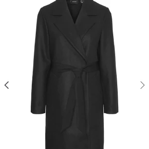 Lång kappa  - Säljer denna kappa från vero moda då den inte kommer till användning, Använd bara ett fåtal gånger och slut i nästan alla storlekar på hemsidan🥰