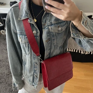 Röd väska  - Skitcool röd rymlig väska! Använd 1 gång!❤️‍🔥