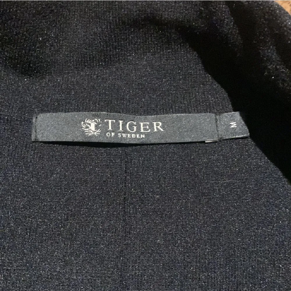 Svin fet tiger of Sweden zip i storlek M/S. Använd ett fåtal gånger. Ord pris 1500. Tröjor & Koftor.