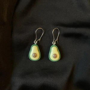 Avokado örhängen🥑 - Örhängen med berlocker i form av avokados. Vid beställning får du själv välja vilken typ av krokar du föredrar (se bild 2 och 3). Så matchar jag dem med berlocken. Frakt tillkommer!🥑
