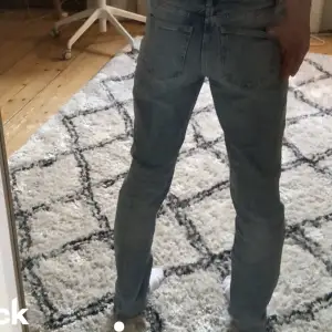 Supersnygga midrise jeans från Zara i storlek 34. Köpta förra sommaren men endast använda några gånger! Jättefina och passar till allt💗 Skriv privat om ni har frågor👌🏻💕