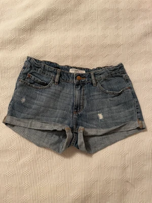 Jeansshorts  - Supersnygga shorts med sliten stil, mycket bra skick! Low waist-mid waist Från Lindex i storlek 164 men passar xs💓