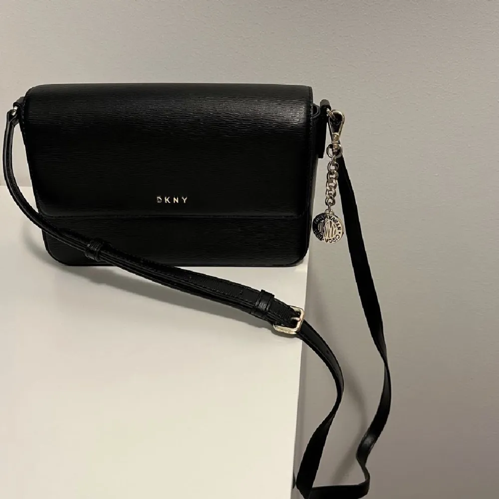 Crossbody dkny väska, äkta. Använd enstaka gånger. Bra skick. Säljer pga den inte kommer till någon användning längre. Nypris: 1889kr mitt pris 1000kr :). Väskor.