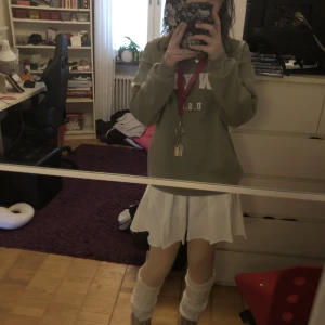 Grön sweatshirt  - Grön sweatshirt i storlek s. Använd fått antal gånger. Du betalar shipping.