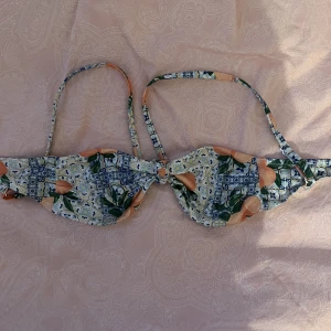 Bikini överdel 👙☀️ - Jätte söt bikini överdel som tyvärr var för liten…    Aldrig använd!!