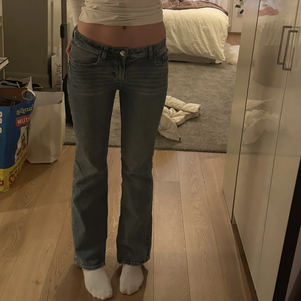 Säljer dess fett snygga lågmidjade jeansen som är köpta på plik eftersom de var för korta. Första bilden är lånad💕. Jeans & Byxor.