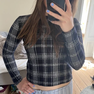 Långärmad tröja - Superfin långärmad tröja från Zara! Passar perfekt till ett par lågmidjade jeans/kostymbyxor😍Den ser svart ut på bilden men är i verkligheten mörkblå!💞