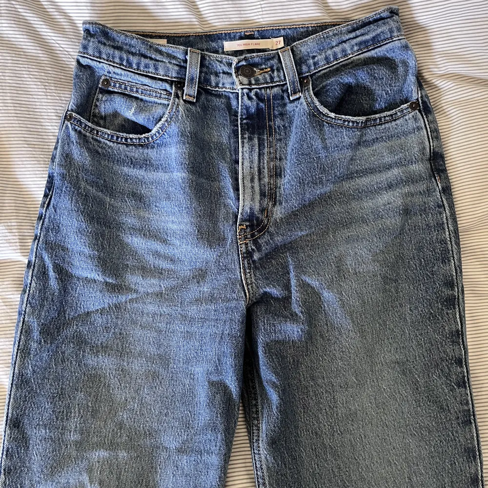levi's jeans i strl 27. nypris 1449kr <3. sparsamt använda men något slitna vid nedre delen av byxbenen (se bild 3). skriv privat vid frågor !!. Jeans & Byxor.