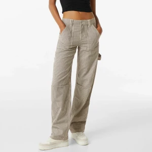 bershka striped worker  - cargobyxor från bershka som ej säljs längre. aldrig använda endast testade !! strl 38 men passar mig som vanligtvis har S/36. nypris 399kr <3 skriv privat vid frågor !!