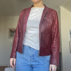 Vinröd skinnjacka - Storlek M. Märke Modern Classic