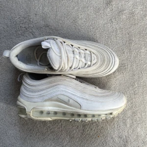 Nike air max 97 - Köpta på Nikes egna hemsida. Behöver en tvätt sen är dom rena och fina igen. Storlek 38,5. 