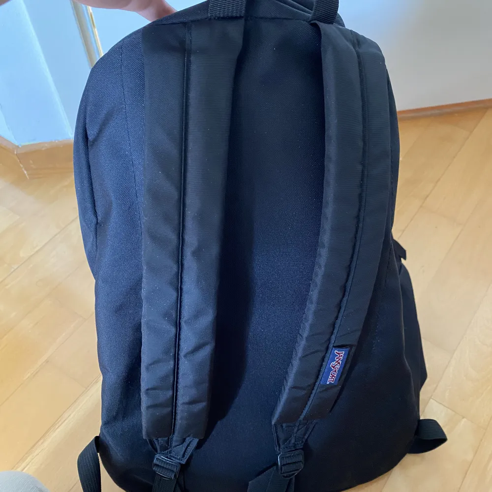 Jansport ryggsäck med mycket plats! Inga hål eller så och sparsamt använd. Två fack, skriv för fler bilder!. Väskor.