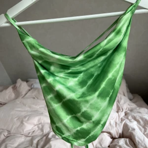 Grön topp  - Grön tunn topp med öppen rygg, och har ett fall fram vid bysten💚I storleken M men eftersom den är justerbar i ryggen passar den fler storlekar. Funkar perfa på mig som pendlar mellan XS och S🤗