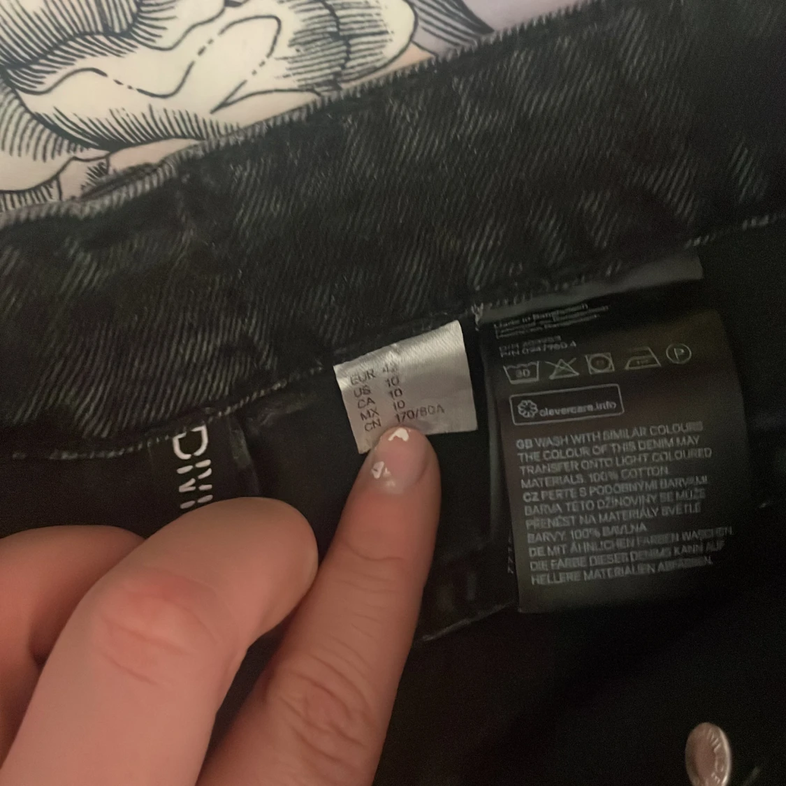 Svarta jeans me hål k knäna - 91