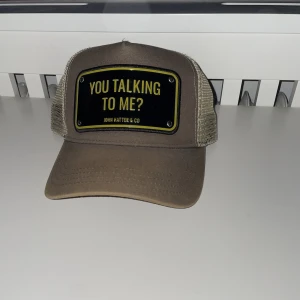 John Hatter Keps - John Hatter keps säljs på grund av för lite användning. Keps, påse och box medföljer.               Fint skick                                                     Nypris: 1000kr