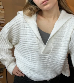 Vit stickad tröja - Vit stickad tröja från NA-KD!🤍 Kortare modell, krage som vind bakåt. V-ringning och passar till det mesta! Använd 1-2 gånger, mycket fint skick!