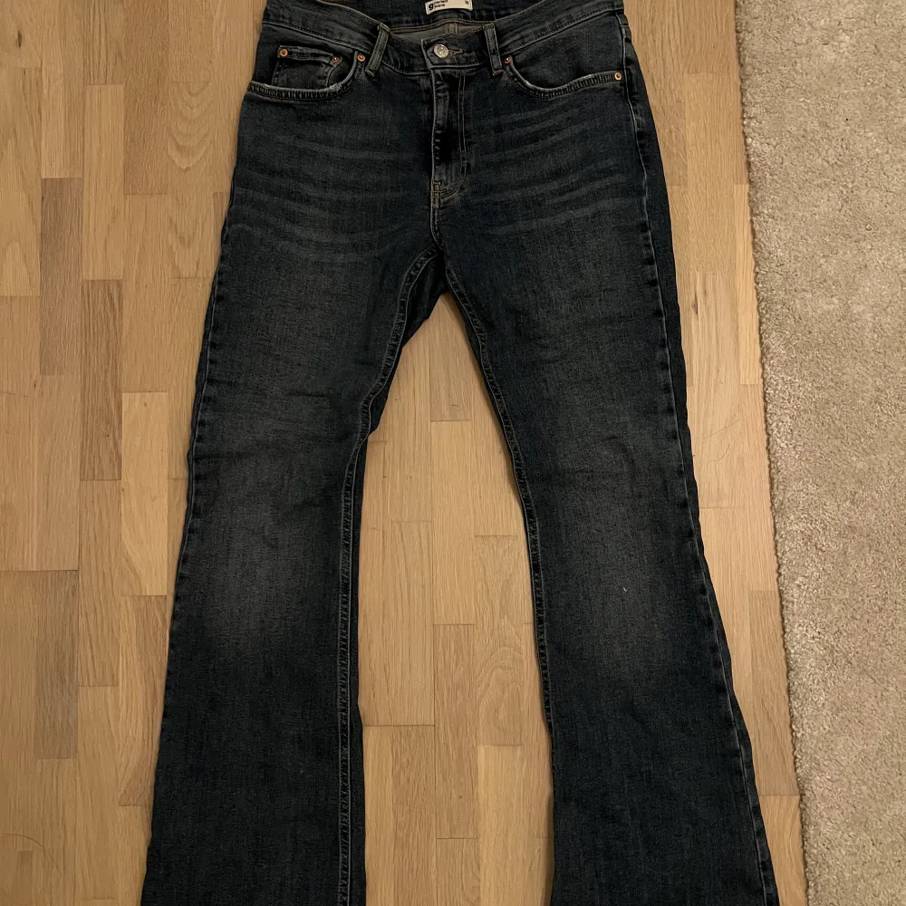 Snygga lågmidjade bootcut jeans från Gina Tricot som har blivit lite tajta på mig! Använda ganska många gånger men fortfarande i bra skick🤌🏼✨Dåligt ljus på sista bilden men de är ganska blåa i verkligheten!. Jeans & Byxor.