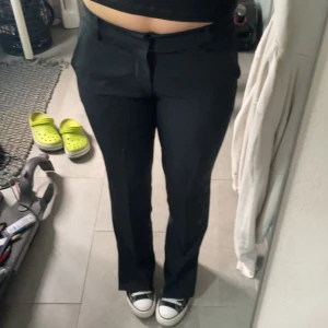 lågmidjade kostymbyxor - super fina lågmidjade kostymbyxor från bikbok, storlek 36. är bra i längden på mig som är 180. säljer då dom är försmå, passar någon med storlek 34 i vanliga byxor😻 använda sparsamt och inga defekter, nypris 400kr