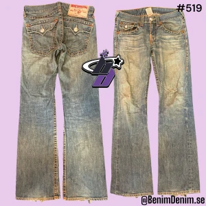 True religion jeans - trueys i modellen Billy big T, tag 29/34😈ytterben 108cm😈innerben 82cm😈midja rakt över 42cm😈benöppning 23cm😈modellen är 180😈flaws, skadade i benöppning