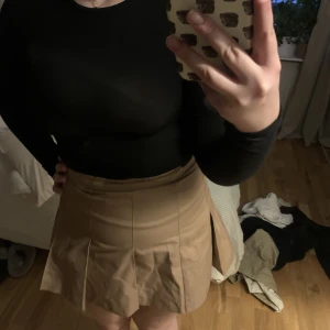 Minikjol - Liten beige kjol köpt på hm, använd en gång (outfit tips bild 3). Skulle 100% säga att den är mer än S än M