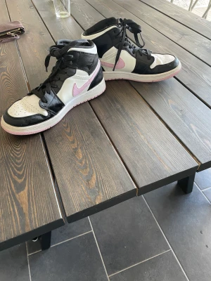 JORDAN 1 MID "LIGHT ARCTIC PINK" - Säljer JORDAN 1 MID "LIGHT ARCTIC PINK”. Använda men i gott skick. Köpte hösten 2022. Storlek 37,5