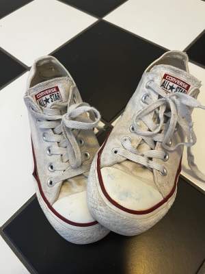 Säljer mina Låga vita converse eftersom dom blivit försmå. Jätte fina skor nu till sommaren.❣️ (Frakten är inräknad och betalning sker genom swish).