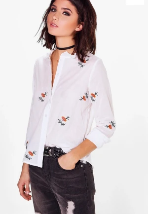 Broderad blus från Boohoo - Blus från boohoo i strl 36 (eu fr 36). Aldrig använd med etikett kvar.