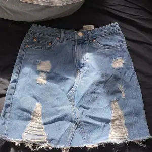 fin jeans kjol med slitningar från Hm . Köpare står för frakt 
