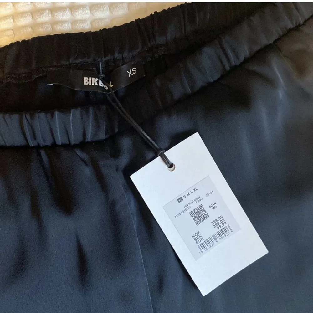 Low waist silkes byxor, helt nya med lapp kvar! Nypris 399kr säljer för 250kr. Jeans & Byxor.
