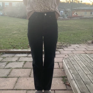 Zara byxor - Dessa byxor är i från zara och är i storlek EUR 32 och är oanvända. Passar bra och sitter bra. Kontakta för mer information!!!😊