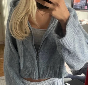 Blå stickad kofta  - Säljer denna superfina kofta från zara i storlek M-L ❤️ första bilden är lånad 💓säljer för 180kr+ frakt