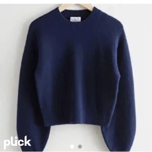 Stickad tröja  - Hej! säljer nu min blå stickade tröja från & other stories. Den är varsamt använd men är lite nopprig, därav priset. Nypris 890kr. Hör av er om ni har några frågor🥰