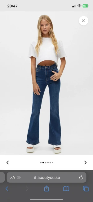 Pull & bear bootcut jeans - Anmärkning: lite sliter på lappen där bak(se sista bild) annars fint skick Tight modell med utsvängda ben längst ner, som på modellbilden De har blivit uppsydda så de passar mig som är 168cm