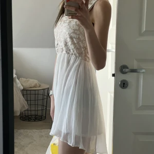 Salt vit klänning  - En snygg vit klänning, perfekt som studentklänning. Bara använd en gång Den är i st 164 men passar bra som s