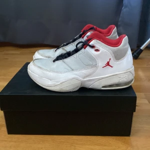 Jordan max aura 3 - Hej jag säljer mina skor för att de är för små. Har ej kvitto men låda. Pris kan diskuteras.