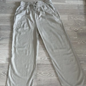 Linnebyxor - Högmidjade linnebyxor. Super fina till sommaren.☀️ Säljer pågrund av för korta på mig.  Nyskick. Knappt använda. Köpt från vero modo. Ordinarie pris 399kr.  ✨