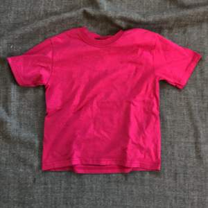 Rosa t-shirt från Jerzees. Passar på ett ungefär en 6-8 åring 