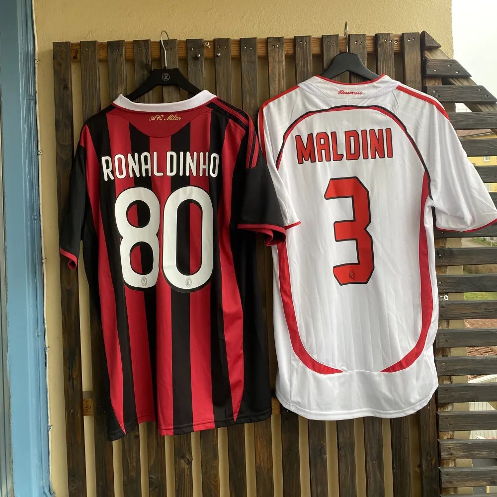 En äkta Milan tröja från säsongen 2009-10 med ”Ronaldinho 80” på ryggen.  En Milan tröja från säsongen 2006-07 från Champions league finalen mot Liverpool med ”Maldini 3” på ryggen. Båda i storlek M och helt oanvända. Pris:1099kr . T-shirts.