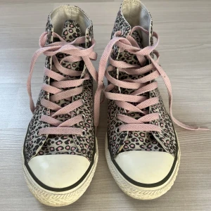 Leopardmönstrade Converse  - Leopardmönstrade Converse i skick enligt bilder.  