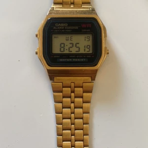 Casio guldklocka  - Digital klocka från Casio. Bra skick och vattentät. Köpare står för frakt 