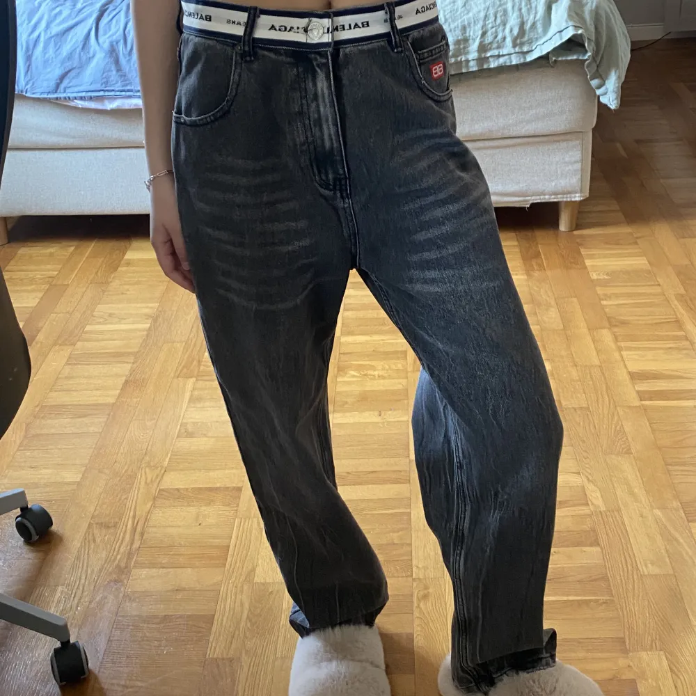 Balenciaga jeans i modellen ”unfit”. Storlek S (herr). Passar bra på mig som brukar ha 27 i jeans storlek! Jag är 168 cm för längd referens. Aldrig använda. Obs! Knappen är lite seg att stänga. . Jeans & Byxor.