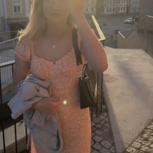 Orange rosa sommar klänning - Säljer min fina sommarklänning, så fint skick💕 halv lång, skriv för fler bilder