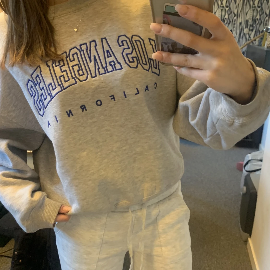 Oversized grå hoodie med tryck  - 90