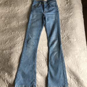 Fina bootcut jeans i färgen ljusblå, jeansen har inga fläckar och är i bra skick. 