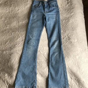 Bootcut jeans  - Fina bootcut jeans i färgen ljusblå, jeansen har inga fläckar och är i bra skick. 