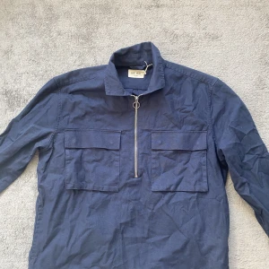 Overshirt! - Väldigt bra skicka, har bara testat den, men den passade inte riktigt. Dock legat i garderoben och har därför väck. Nypris 1299 kr. 