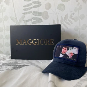 Maggiore keps  - Rätt så snygg maggiore keps. Som inte kommer till användning. Riktigt bra skick 9/10. Den är använd 5 gånger ungefär. Kom dm om du har flera frågor
