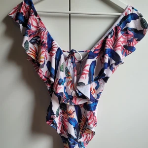 Sexig baddräkt - Kan även användas som body med kjol eller byxor. Djup skärning bak och fram. 