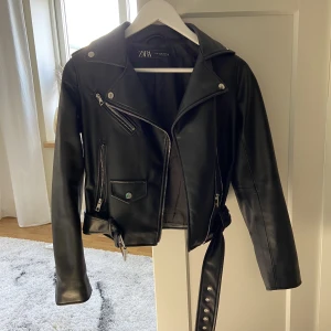 Skinnjacka Zara - Säljer min fina skinnjacka från Zara som är köpt för ett år sen men är fortfarande i bra skick, nypris 600 🤍