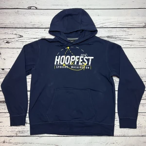 Nike Hoodie Blå (Hoopfest) - Märke: Nike Typ: Hoodie Färg: Blå Kroppstyp: Unisex Skick: Mycket Bra   Sparande av miljö  30x  lägre utsläpp jämfört med ny vara Sparat vatten ca 3950 liter Sparat CO2 ca 6.8 kg